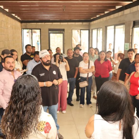 Locatarios de La Antojería recorren uno de los espacios disponibles en el Parque Tabasco