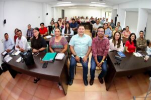 Estudiantes de la Generación 29 de la Maestría en Administración y Políticas Públicas durante la clase de Metodología para la Integración de Proyectos en el IAP Tabasco.
