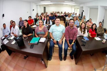 Estudiantes de la Generación 29 de la Maestría en Administración y Políticas Públicas durante la clase de Metodología para la Integración de Proyectos en el IAP Tabasco.