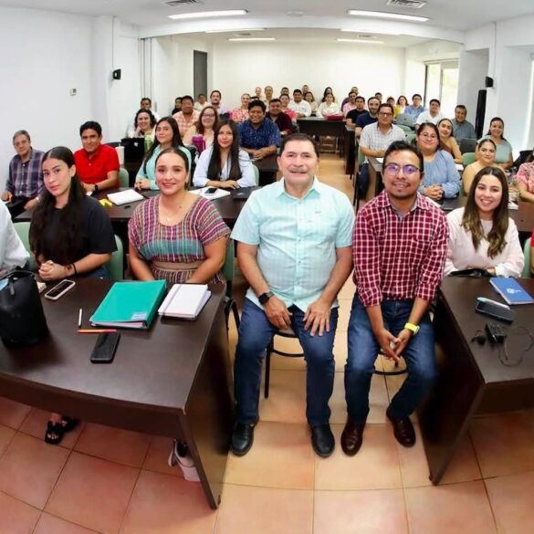 Estudiantes de la Generación 29 de la Maestría en Administración y Políticas Públicas durante la clase de Metodología para la Integración de Proyectos en el IAP Tabasco.