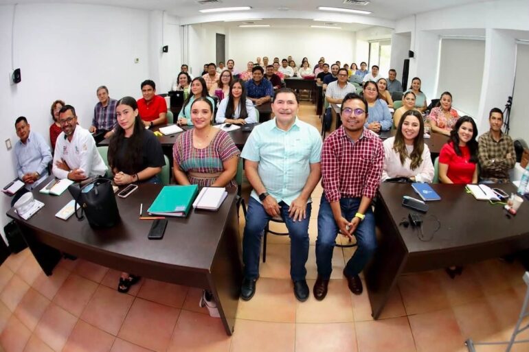 Estudiantes de la Generación 29 de la Maestría en Administración y Políticas Públicas durante la clase de Metodología para la Integración de Proyectos en el IAP Tabasco.
