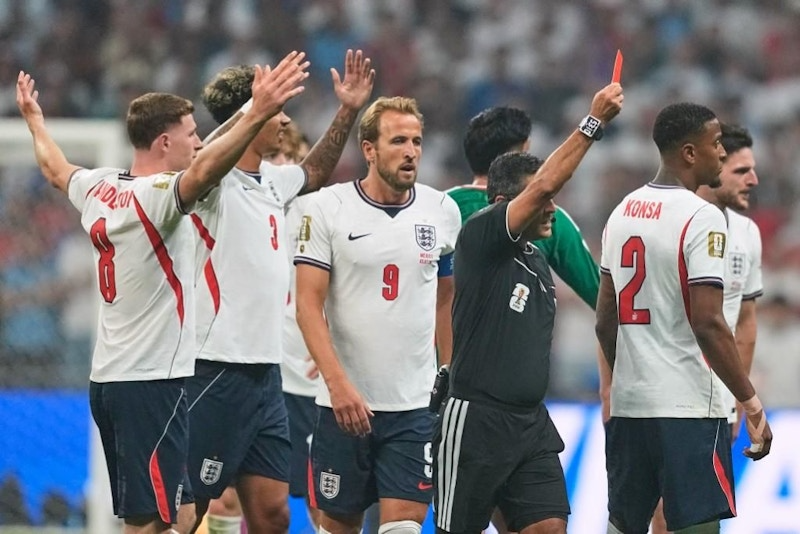 Árbitro muestra tarjeta roja a un jugador de Inglaterra durante el partido contra México.