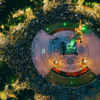 Vista aérea nocturna del Ángel de la Independencia rodeado por una multitud que celebra el pase de México a octavos de final del Mundial 2026