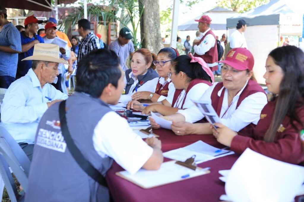 Servidores públicos atienden a habitantes del poblado C-11 en módulos instalados durante la jornada