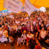 Militantes de Morena participan en una asamblea informativa con banderas y carteles sobre soberanía nacional.