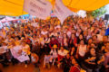 Militantes de Morena participan en una asamblea informativa con banderas y carteles sobre soberanía nacional.