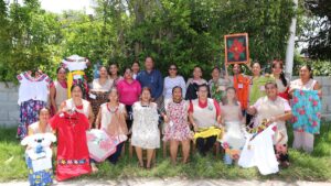Mujeres de Nacajuca reciben constancias tras concluir su capacitación en corte y confección, pintura y bordado durante la clausura de los talleres del DIF Municipal.
