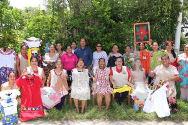 Mujeres de Nacajuca reciben constancias tras concluir su capacitación en corte y confección, pintura y bordado durante la clausura de los talleres del DIF Municipal.