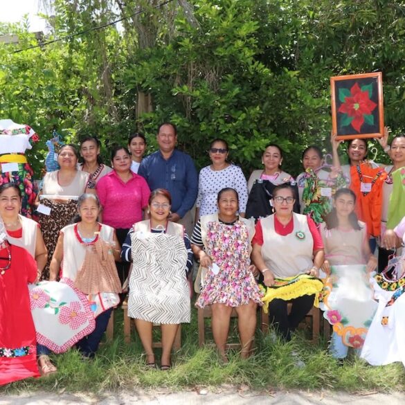 Mujeres de Nacajuca reciben constancias tras concluir su capacitación en corte y confección, pintura y bordado durante la clausura de los talleres del DIF Municipal.
