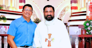 El nuevo párroco en Nacajuca, Rosalino de la Cruz Ascencio, durante la Santa Misa de toma de posesión en la Parroquia San Antonio de Padua, Tabasco.