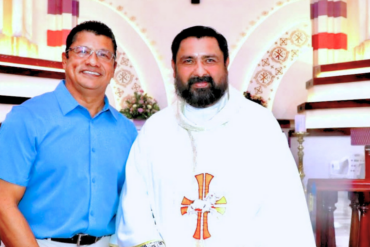 El nuevo párroco en Nacajuca, Rosalino de la Cruz Ascencio, durante la Santa Misa de toma de posesión en la Parroquia San Antonio de Padua, Tabasco.