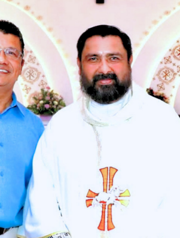 El nuevo párroco en Nacajuca, Rosalino de la Cruz Ascencio, durante la Santa Misa de toma de posesión en la Parroquia San Antonio de Padua, Tabasco.