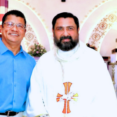 El nuevo párroco en Nacajuca, Rosalino de la Cruz Ascencio, durante la Santa Misa de toma de posesión en la Parroquia San Antonio de Padua, Tabasco.