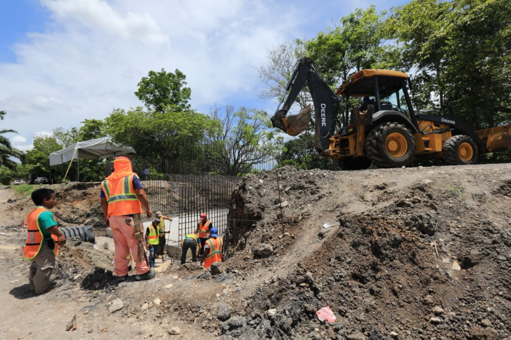 Trabajadores y maquinaria pesada en la construcción del puente tipo cajón del camino Tenosique-La Palma