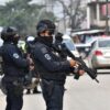 Elementos de la Secretaría de Seguridad y Protección Ciudadana patrullan una calle de Villahermosa a bordo de camionetas artilladas
