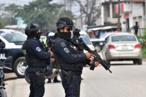 Elementos de la Secretaría de Seguridad y Protección Ciudadana patrullan una calle de Villahermosa a bordo de camionetas artilladas