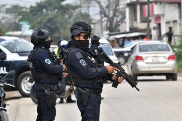 Elementos de la Secretaría de Seguridad y Protección Ciudadana patrullan una calle de Villahermosa a bordo de camionetas artilladas