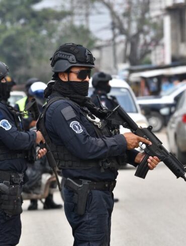 Elementos de la Secretaría de Seguridad y Protección Ciudadana patrullan una calle de Villahermosa a bordo de camionetas artilladas