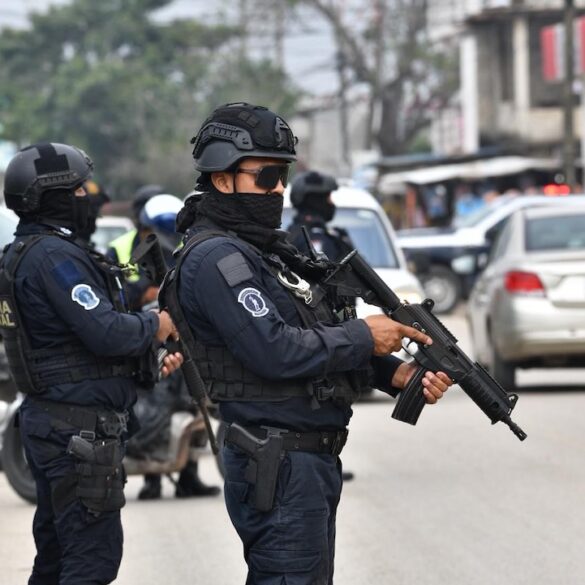 Elementos de la Secretaría de Seguridad y Protección Ciudadana patrullan una calle de Villahermosa a bordo de camionetas artilladas