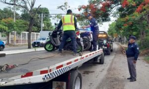 Elementos de la SSPC realizan un operativo de supervisión a motocicletas en el municipio de Centro, Tabasco.