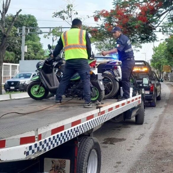 Elementos de la SSPC realizan un operativo de supervisión a motocicletas en el municipio de Centro, Tabasco.