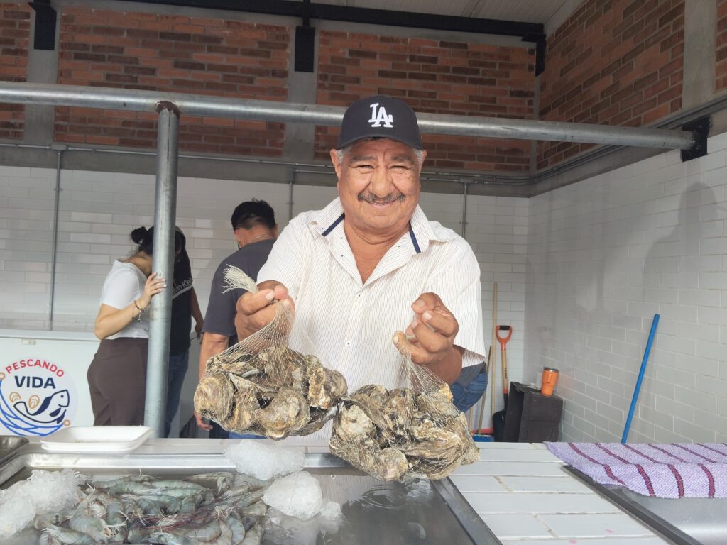 El punto de venta ofrece productos acuícolas tabasqueños, entre ellos ostión en malla y camarón de río.