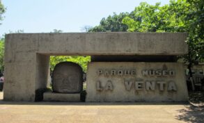 Cabeza colosal olmeca en el Parque Museo La Venta, principal símbolo cultural de Tabasco y patrimonio arqueológico de México.