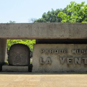 Cabeza colosal olmeca en el Parque Museo La Venta, principal símbolo cultural de Tabasco y patrimonio arqueológico de México.