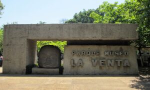 Cabeza colosal olmeca en el Parque Museo La Venta, principal símbolo cultural de Tabasco y patrimonio arqueológico de México.