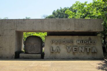 Cabeza colosal olmeca en el Parque Museo La Venta, principal símbolo cultural de Tabasco y patrimonio arqueológico de México.