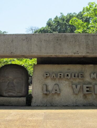 Cabeza colosal olmeca en el Parque Museo La Venta, principal símbolo cultural de Tabasco y patrimonio arqueológico de México.