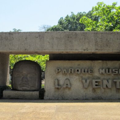 Cabeza colosal olmeca en el Parque Museo La Venta, principal símbolo cultural de Tabasco y patrimonio arqueológico de México.