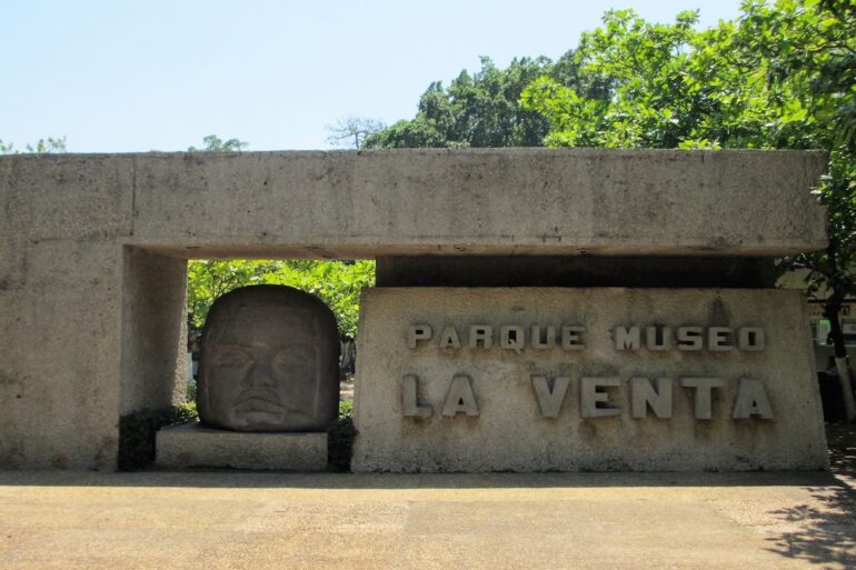 Cabeza colosal olmeca en el Parque Museo La Venta, principal símbolo cultural de Tabasco y patrimonio arqueológico de México.