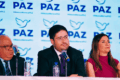Dirigentes de Partido PAZ durante una conferencia con el logotipo del nuevo instituto político al fondo.