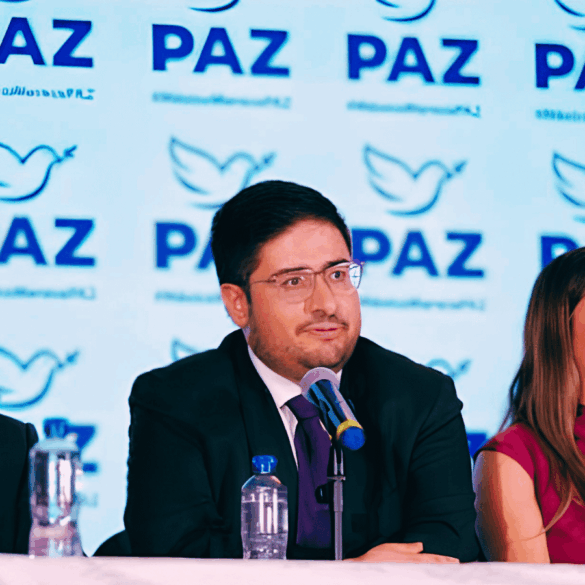 Dirigentes de Partido PAZ durante una conferencia con el logotipo del nuevo instituto político al fondo.
