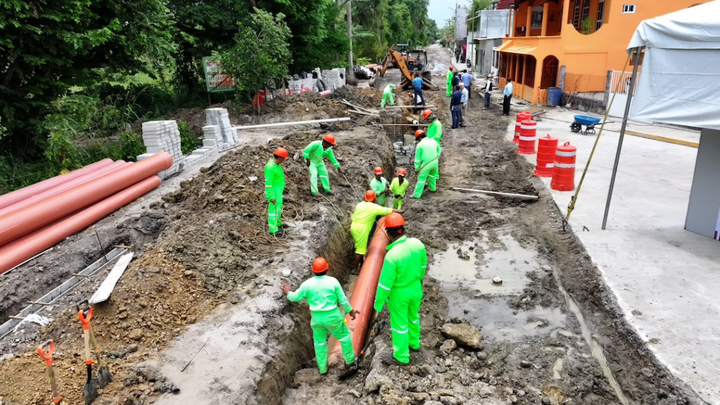 Cuadrilla de trabajadores instala tubería durante obra de pavimentación en la cabecera municipal de Macuspana