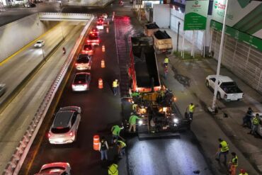 Trabajos nocturnos de pavimentación en la colonia Atasta, Villahermosa, sobre el bulevar Adolfo Ruiz Cortines como parte del programa de rehabilitación vial.