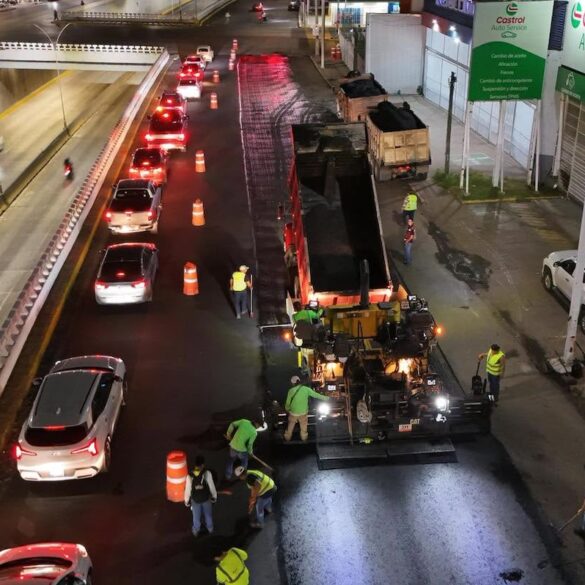 Trabajos nocturnos de pavimentación en la colonia Atasta, Villahermosa, sobre el bulevar Adolfo Ruiz Cortines como parte del programa de rehabilitación vial.