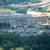 Vista aérea del edificio del Pentágono en Washington con estacionamientos y autopistas circundantes