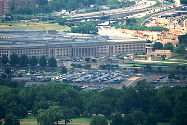 Vista aérea del edificio del Pentágono en Washington con estacionamientos y autopistas circundantes