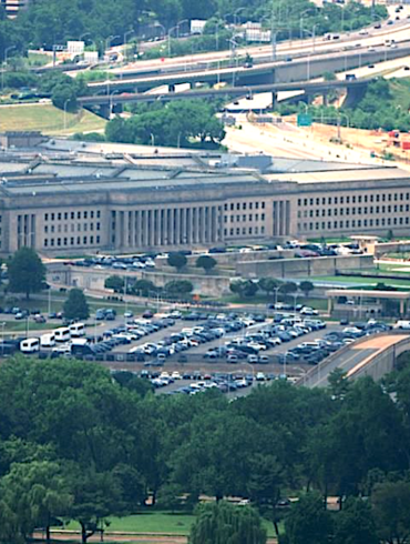 Vista aérea del edificio del Pentágono en Washington con estacionamientos y autopistas circundantes