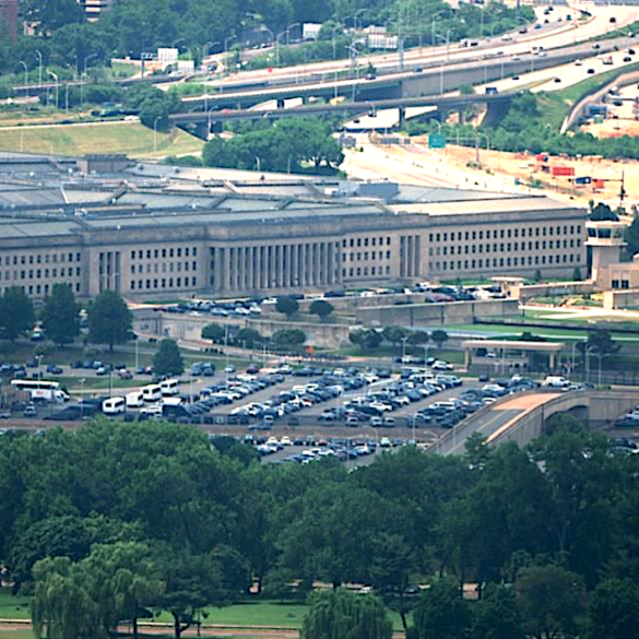 Vista aérea del edificio del Pentágono en Washington con estacionamientos y autopistas circundantes