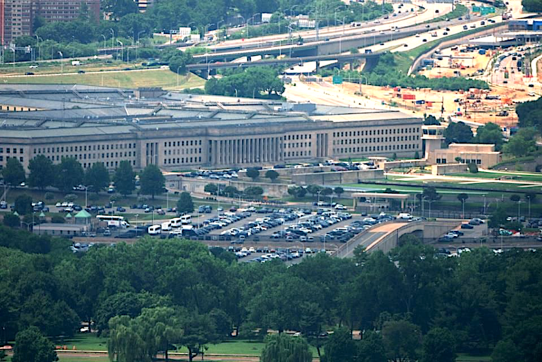 Vista aérea del edificio del Pentágono en Washington con estacionamientos y autopistas circundantes