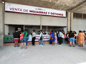 Fila de personas en punto de venta de Pescando Vida en Cunduacán
