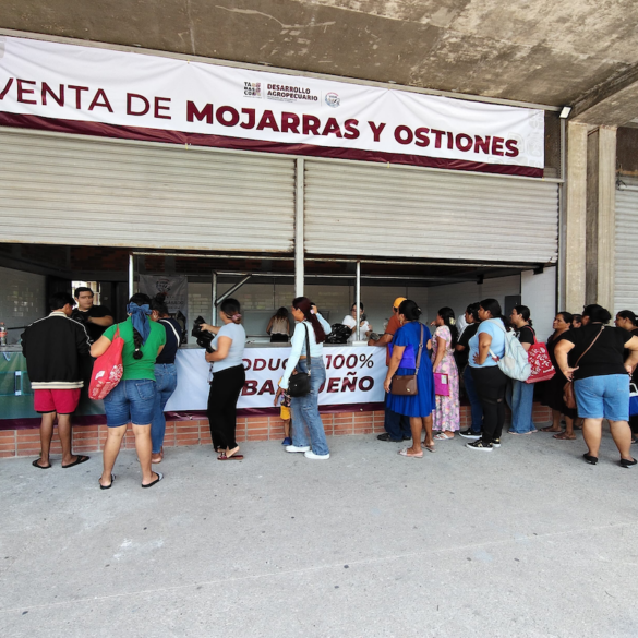 Fila de personas en punto de venta de Pescando Vida en Cunduacán