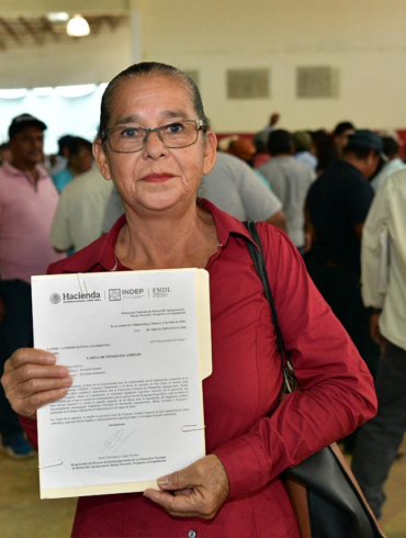 Productora muestra carta de condonación del programa Volver a Crecer en Tenosique