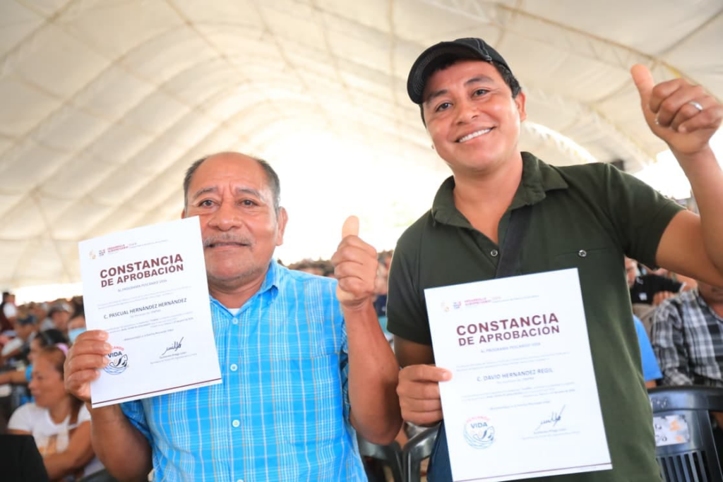 Productores muestran constancias de Pescando Vida durante incorporación en Centro Tabasco