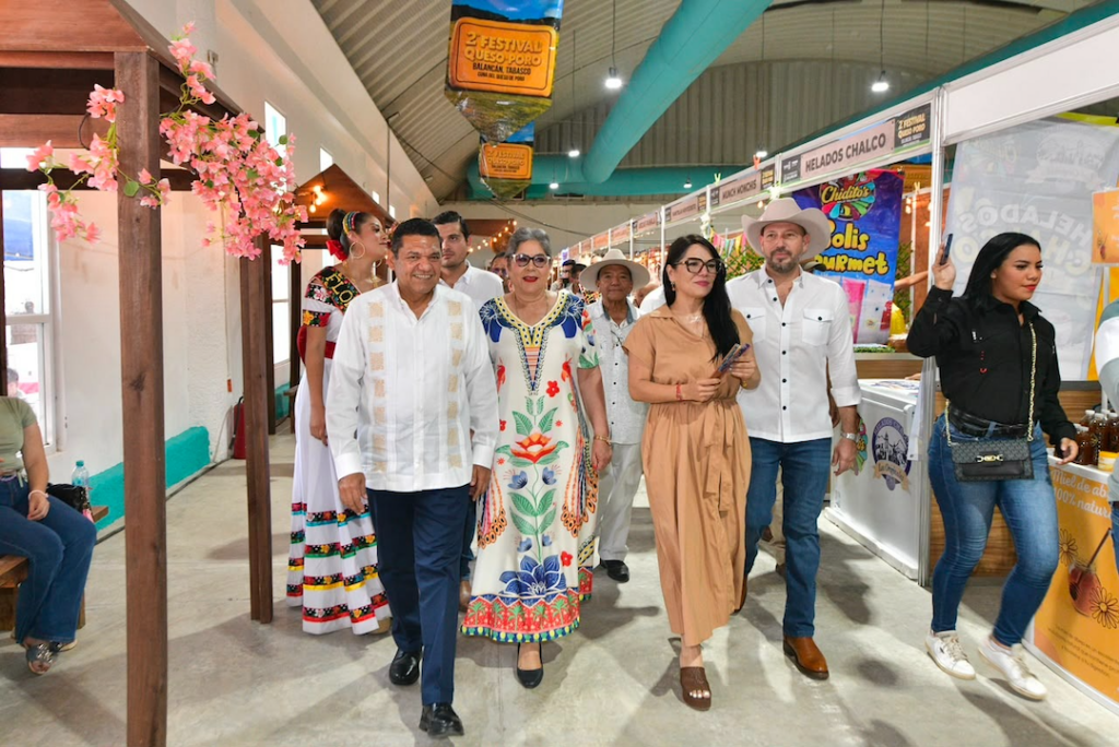 El gobernador Javier May, la secretaria de Turismo, Katia Ornelas y la presidenta de Balancán, Beatriz Castañón, ecorren los puestos de productores durante el Festival del Queso de Poro en Balancán.