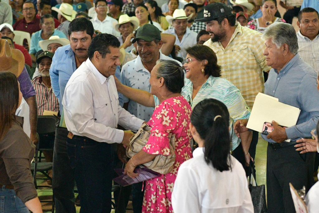 Productores saludan durante la entrega de condonaciones de crédito en Tenosique