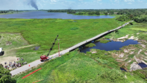 Vista aérea del Puente La Hamaca durante el inicio de la obra que sustituirá la antigua estructura en Vernet, Macuspana.